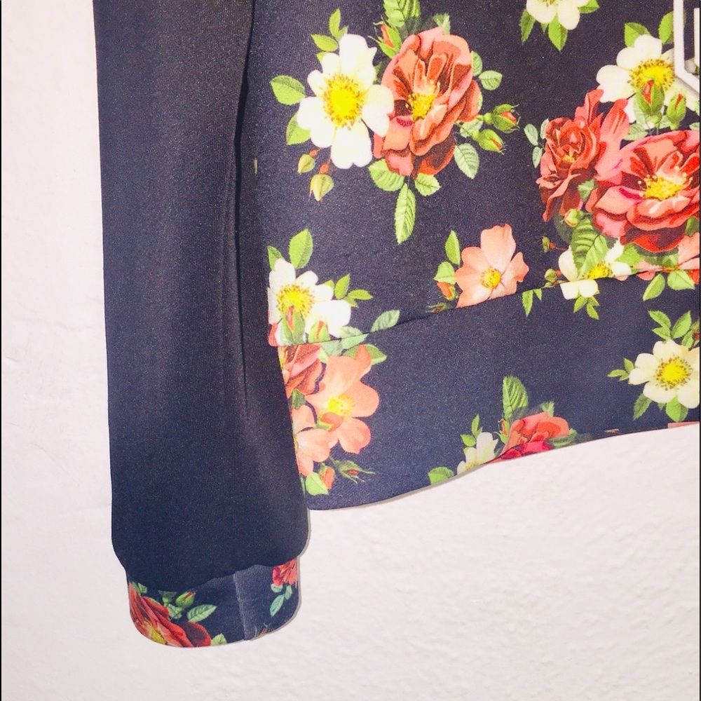 Floral pullover Size M. - Picture 8 of 8